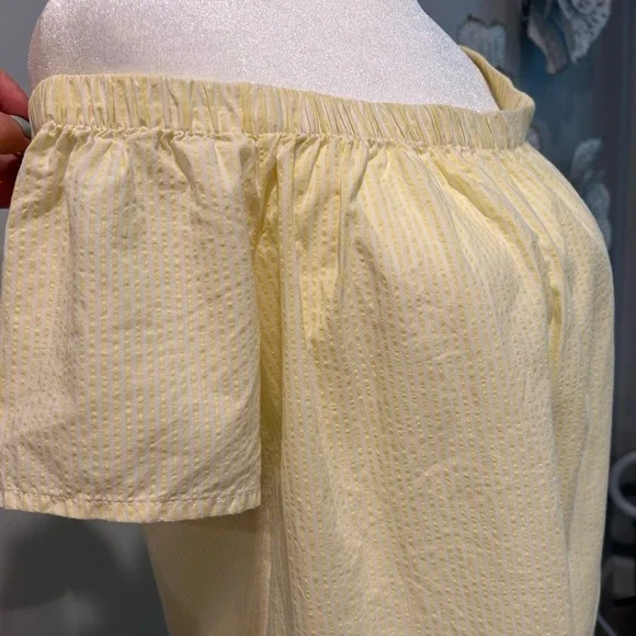 Abercrombie pale yellow seersucker off the shoulder top. Size small. - Picture 3 of 5